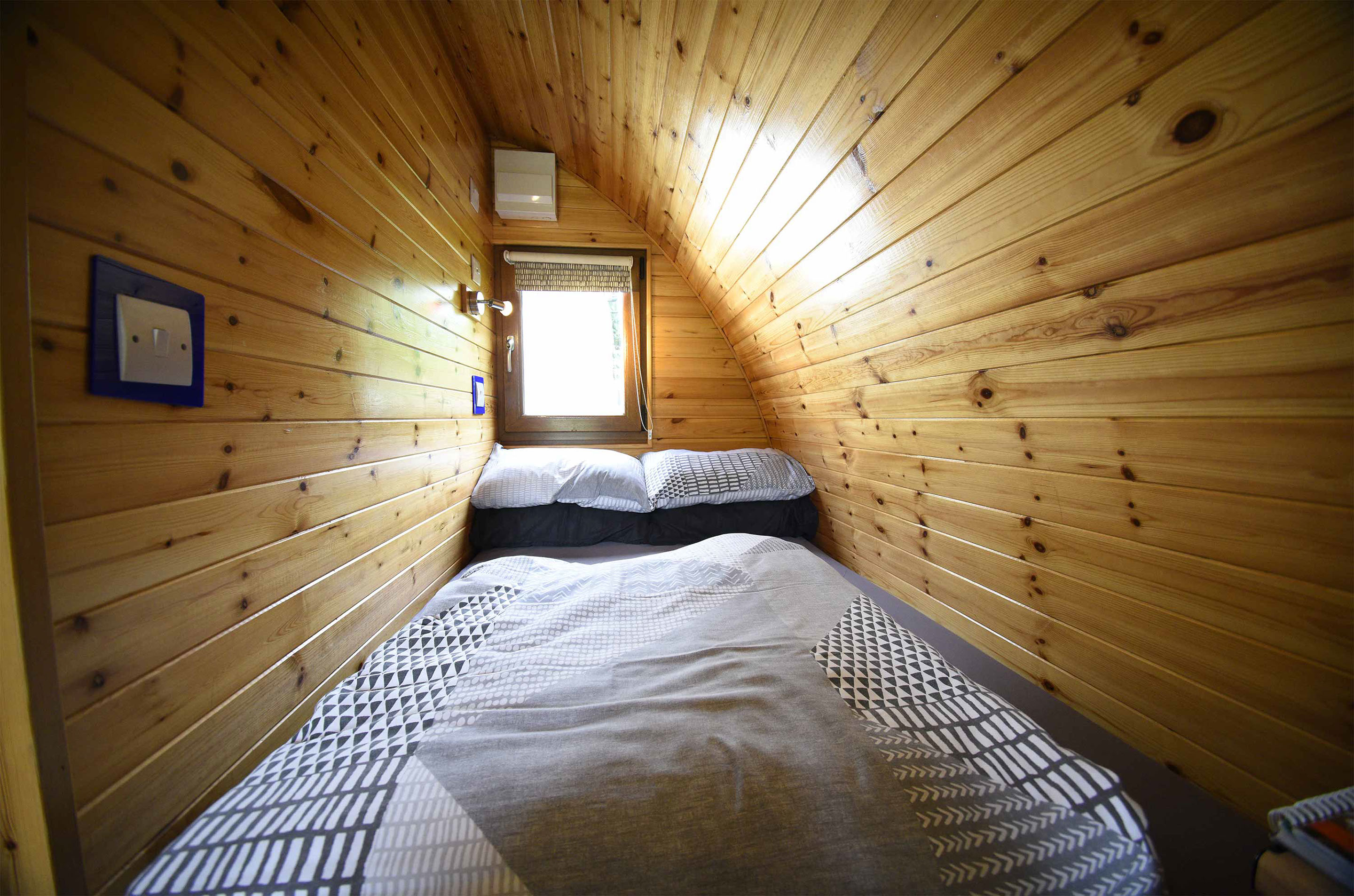 Thistle Dubh Dandy contains a comfortable double bed with widescreen TV and WIFI internet