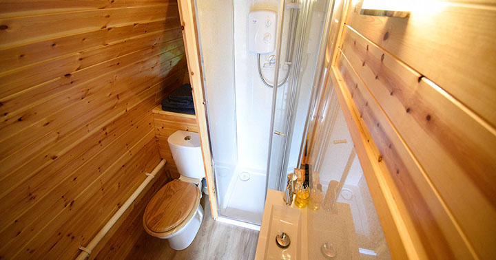 Self catering accommodation Pods in Dunvegan contain en suite shower rooms with powerful electric showers