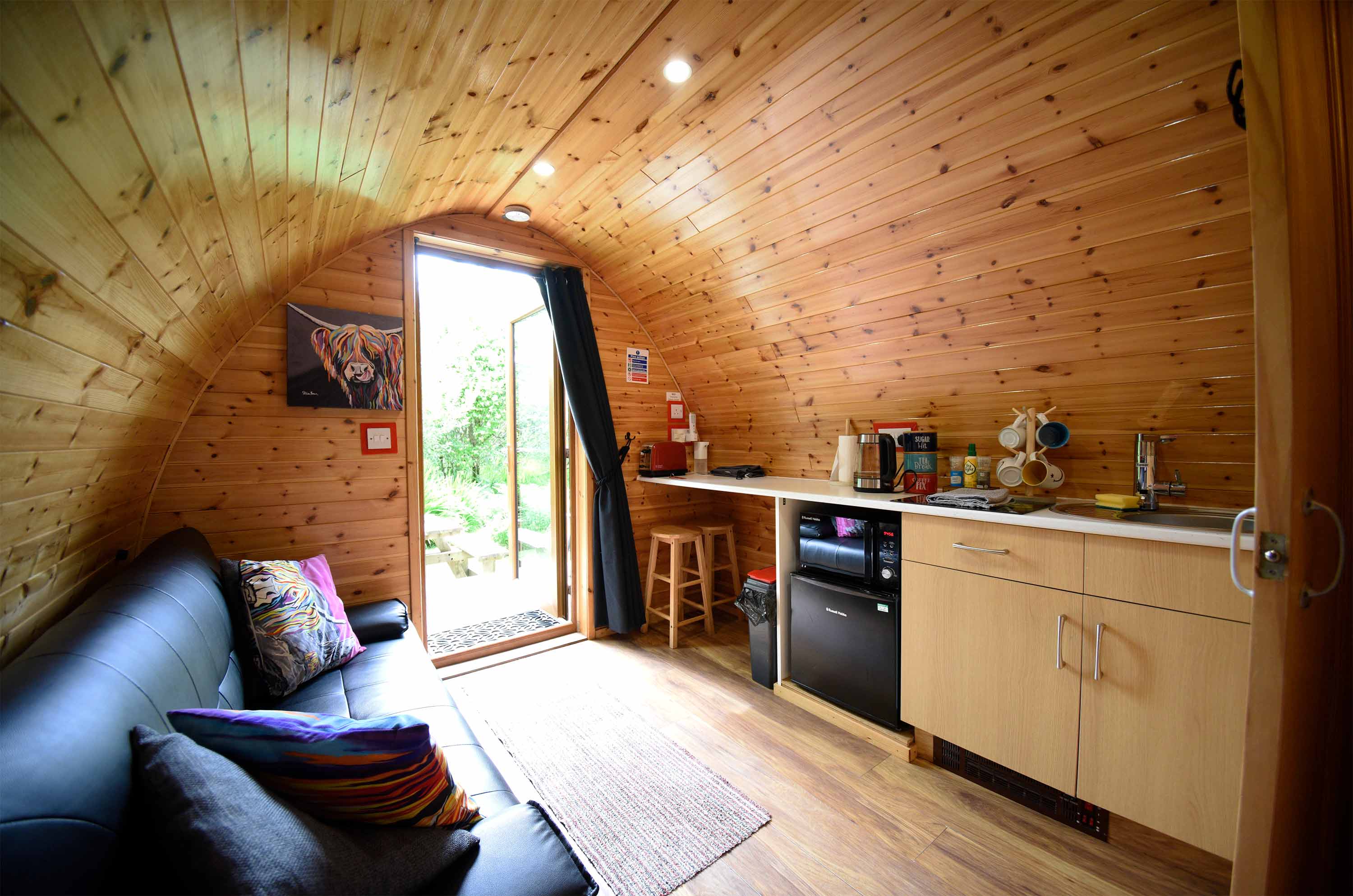 Thistle Dubh Dandy contains a comfortable double bed with widescreen TV and WIFI internet